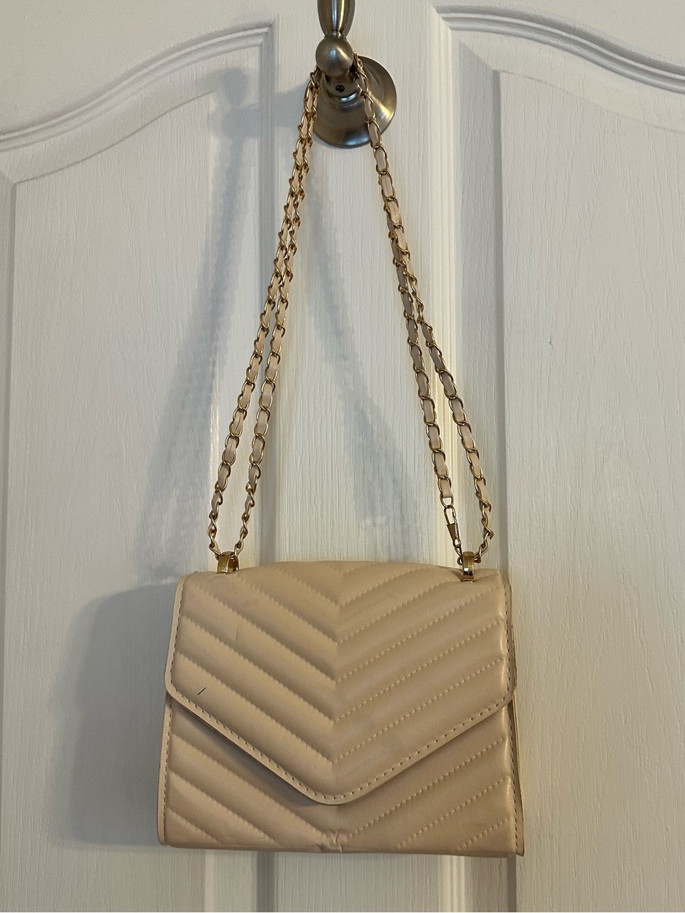 Elegant Quilted Crossbody Bag in Beige